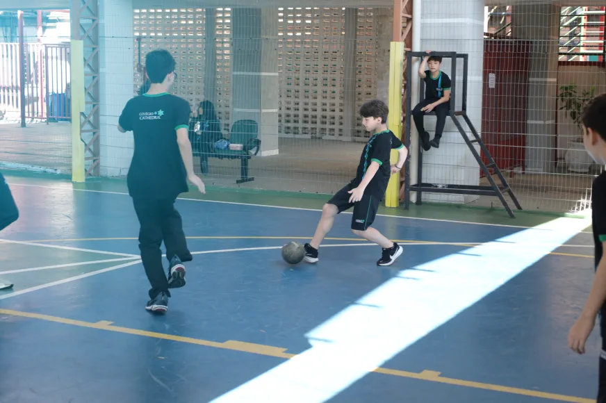 Estudantes jogando na quadra do Colégio Cathedral