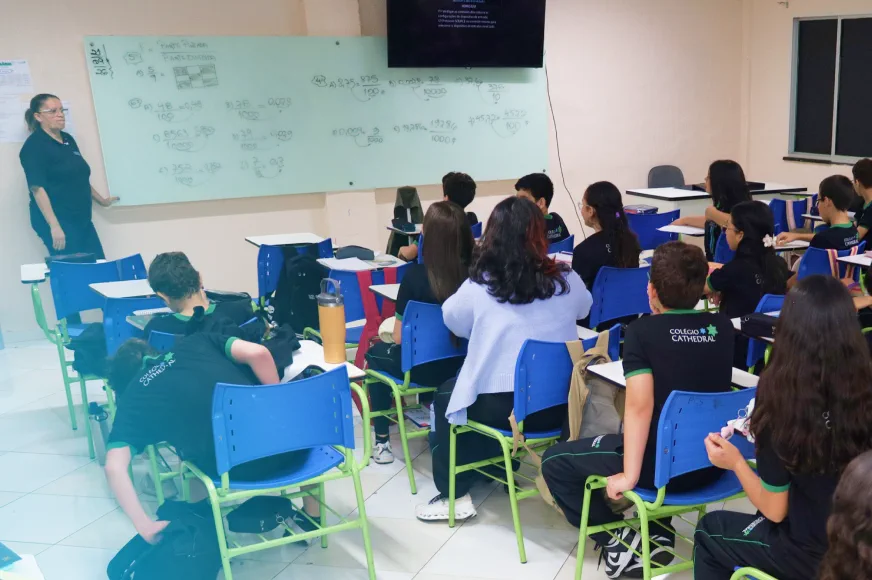 Turma em aula numa sala do Colégio Cathedral
